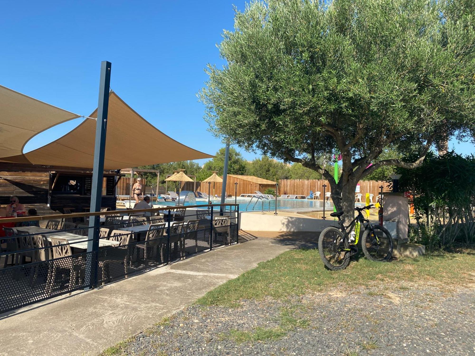 Camping Les Amandiers Castelnau-de-Guers エクステリア 写真