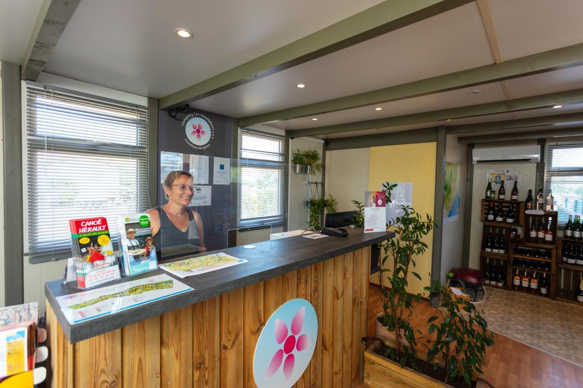 Camping Les Amandiers Castelnau-de-Guers エクステリア 写真